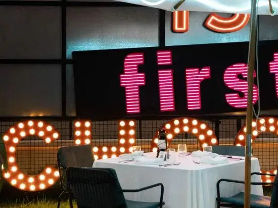 THE  YES  Hotel
