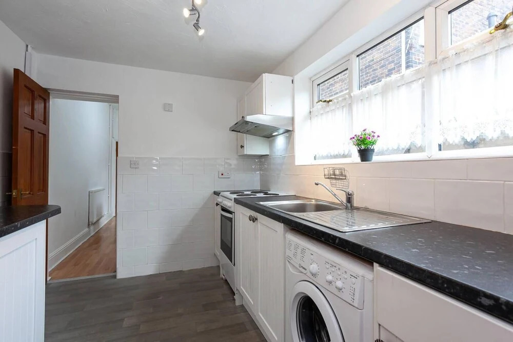 4 Bed House, Sleeps 9, Free Parking