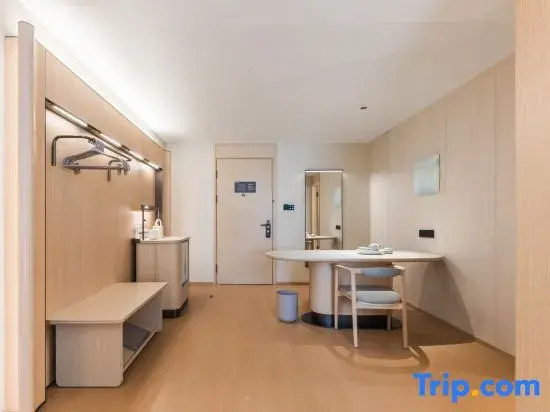JI Hotel (Hulunbuir Hailar Airport Genghis Khan Square)