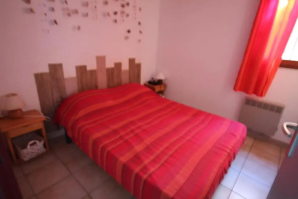 Jolie villa dangle, séjour climatisé, 4 couchages, terrasse parking dans résidence sécurisée avec piscine commune 400m de la mer LRJP11