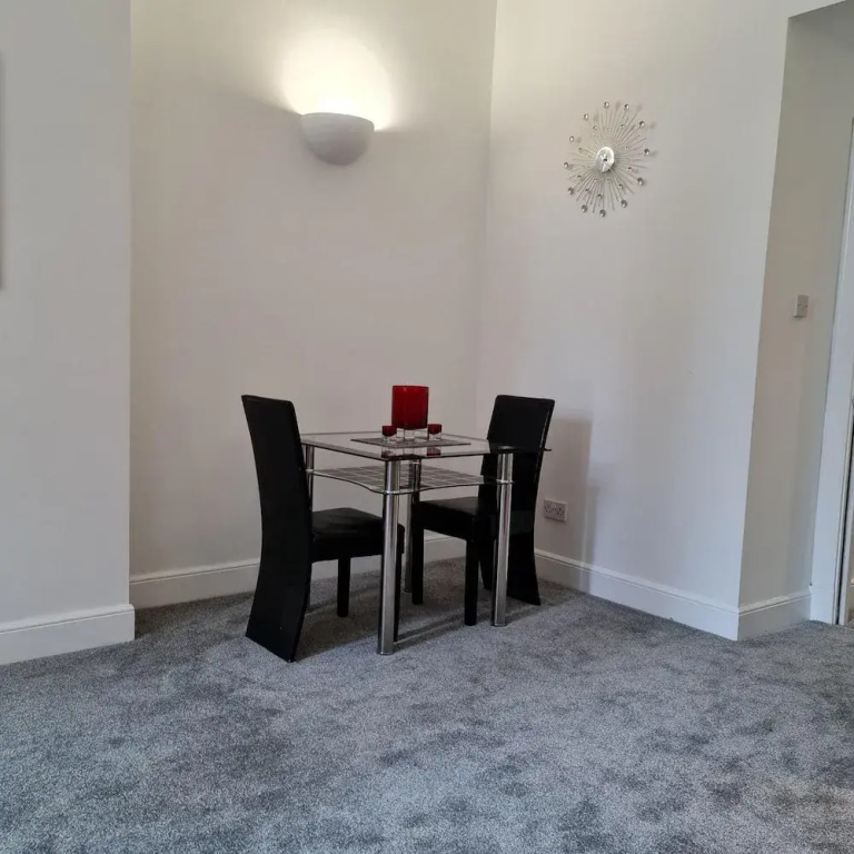 Sleek 2BD Flat Centrally Located in Glasgow