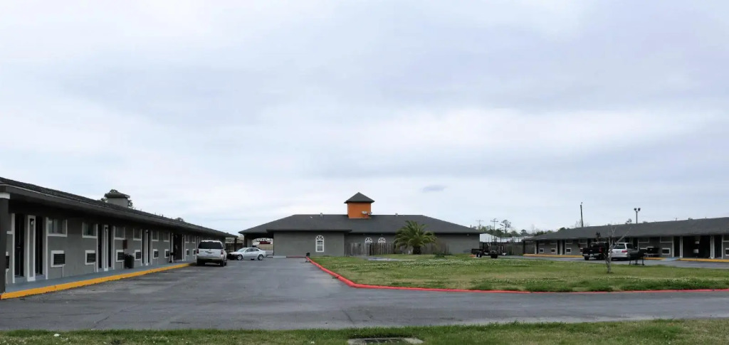 Deluxe Inn Motel