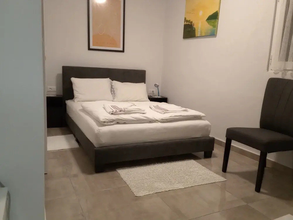 Astrihome - 2 Beautiful Small Apartments on top of Each Other Ideal for 5 Guests