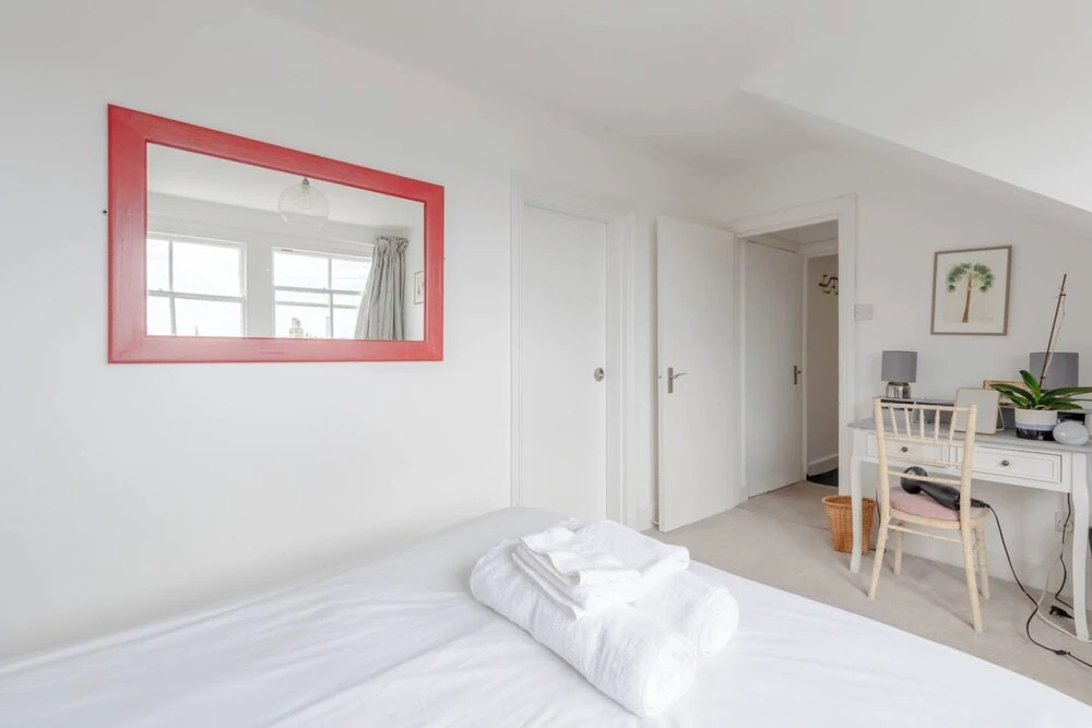 Top Floor 1BD Flat With Balcony - Ladbroke Grove
