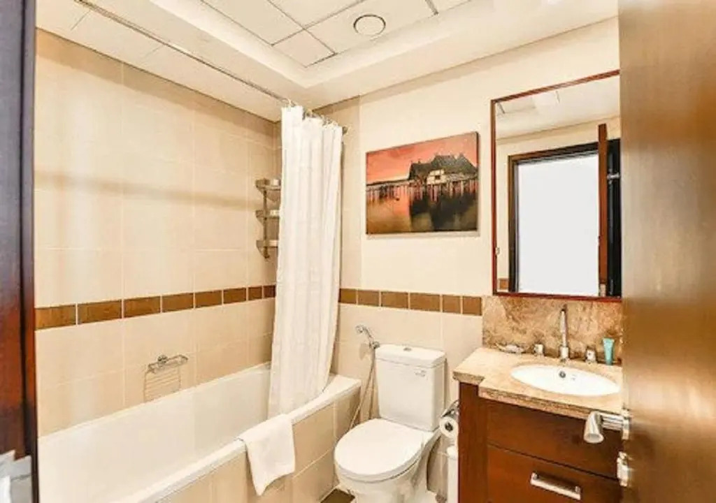 DOWNTOWN STUDIO WITH BOULEVARD VIEWs