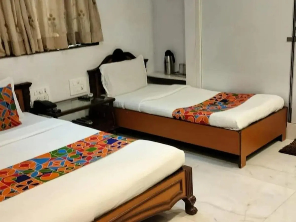 Hotel Satellite