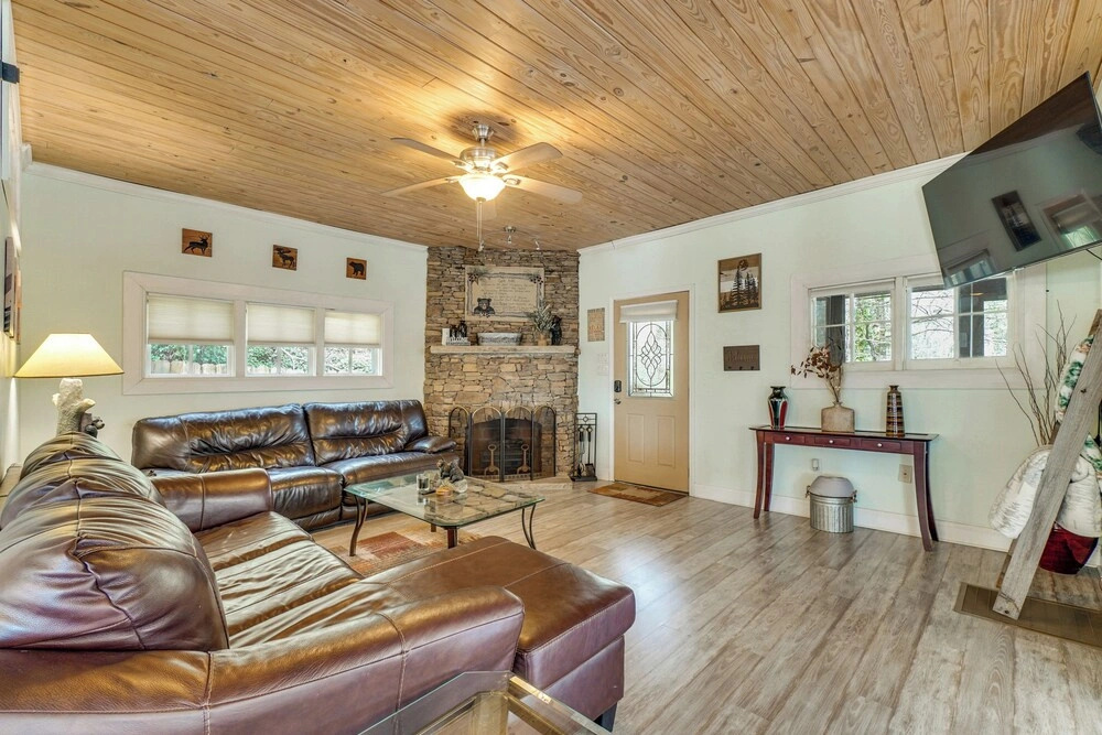 Hot Tub, Trails, Views! Little River Retreat