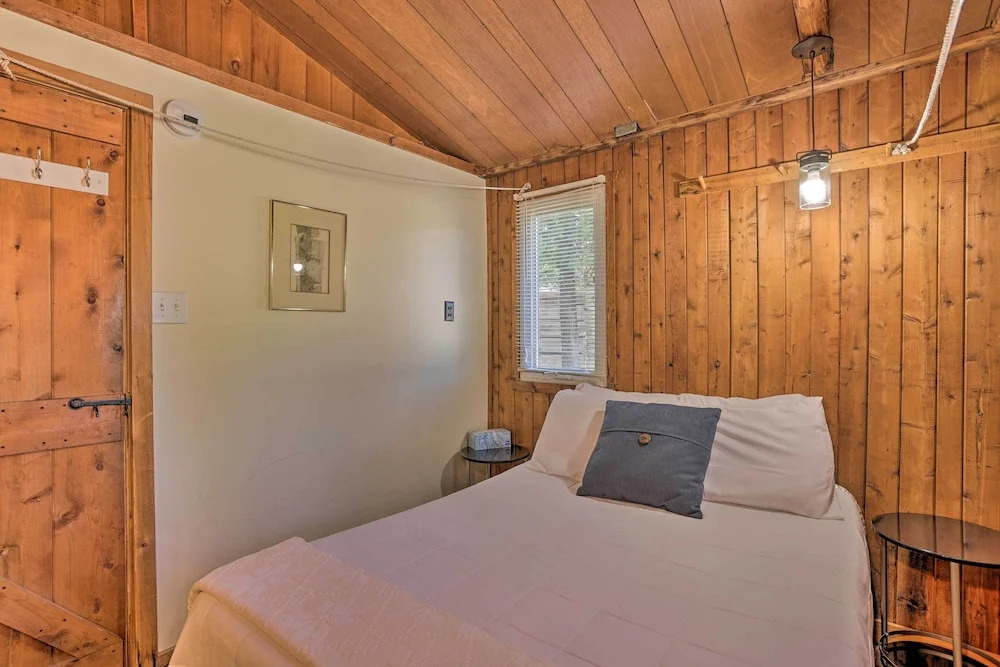 Steps to Beach! Dog-friendly Suttons Bay Cottage