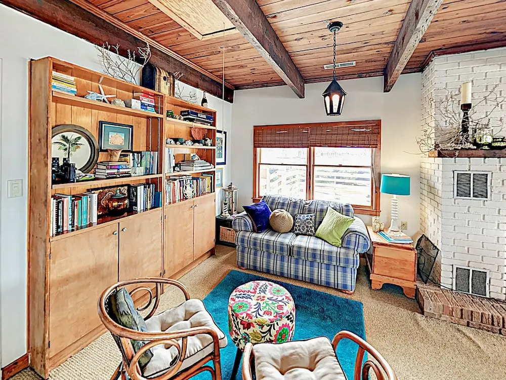 Beachfront Getaway W/ Huge Deck, Classic Interiors Home