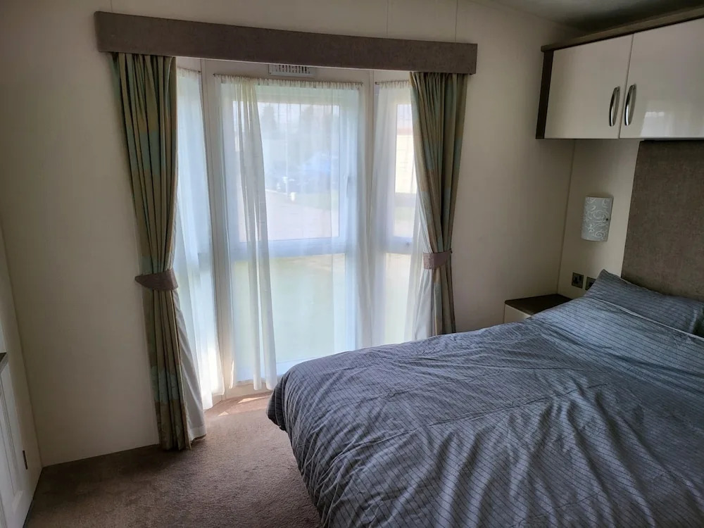 2BR-Sleeps6-Fireplace-Parking-Patio-Seaside