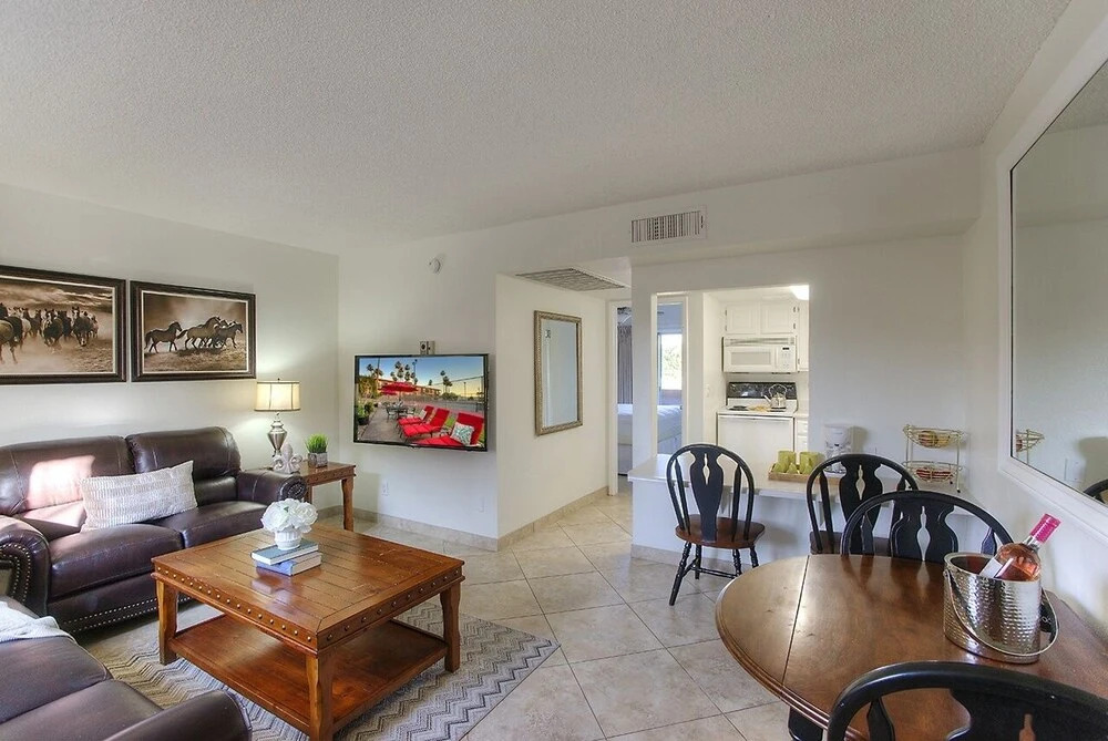 238- Fully Furnished with WiFi by RedAwning