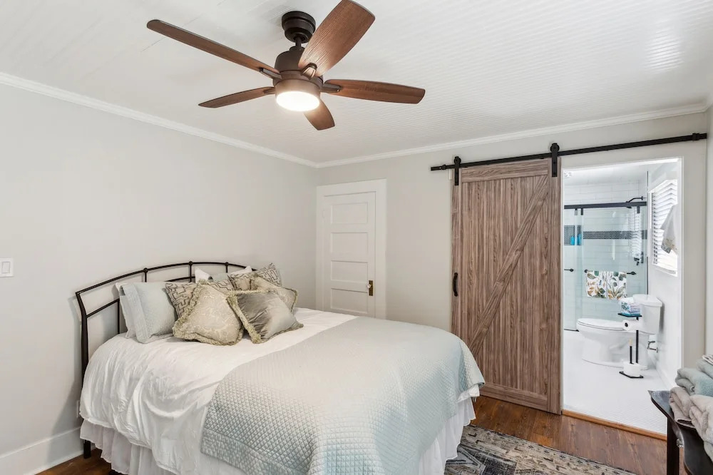 Charming Downtown Mccloud Retreat 2 Bedroom Home by RedAwning