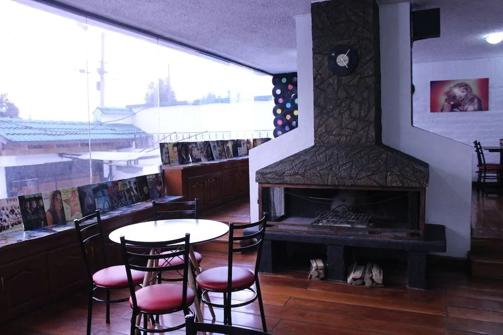 Vinilo House  Grill