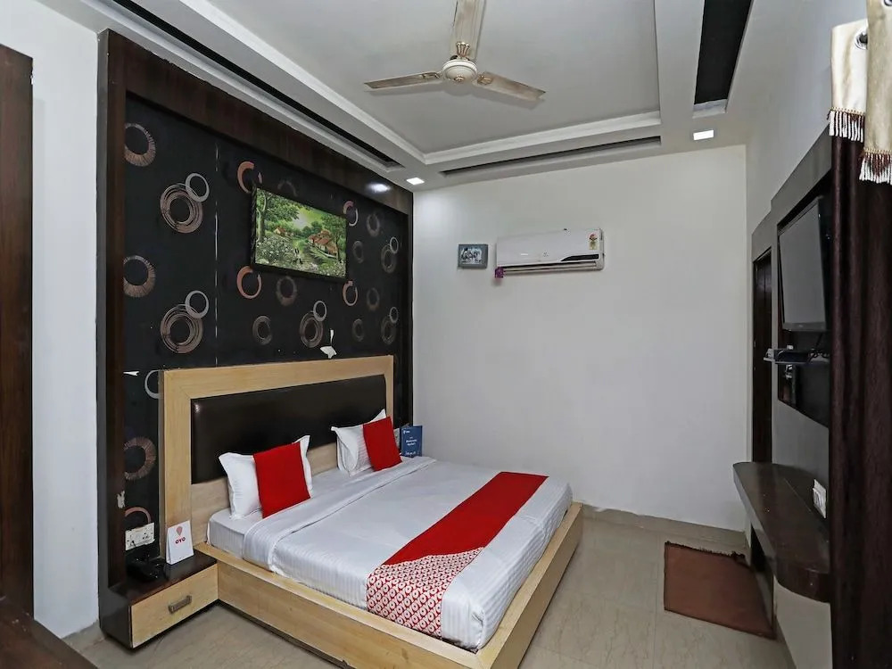 OYO 23297 Hotel Vanaya Palace