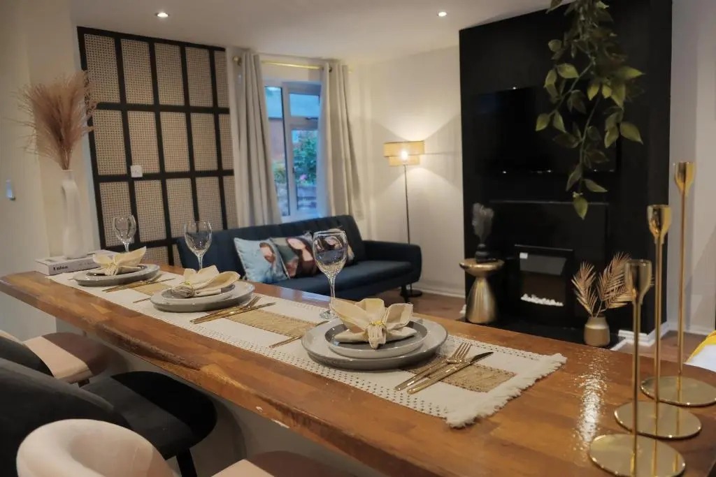 Byron House- Close to M60 and Supermarket