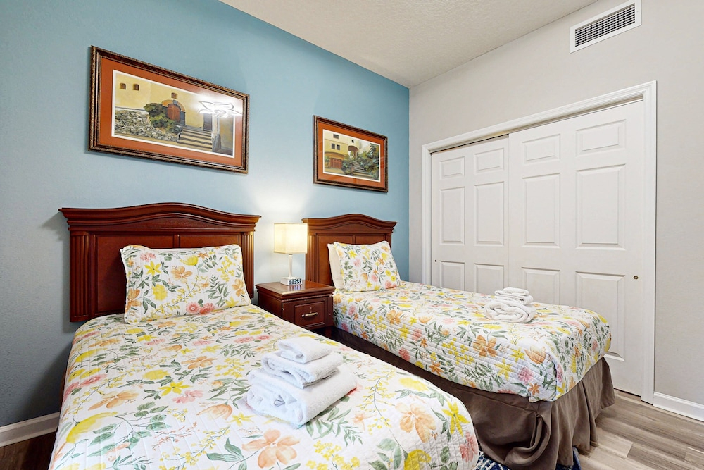 Comfy Condo With Central AC, Wifi, Private Washer/dryer Minutes to Theme Parks