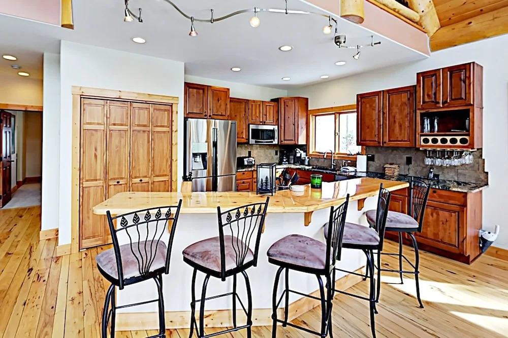 The Treehouse: 2 Living Areas & Private Hot Tub 4 Bedroom Home