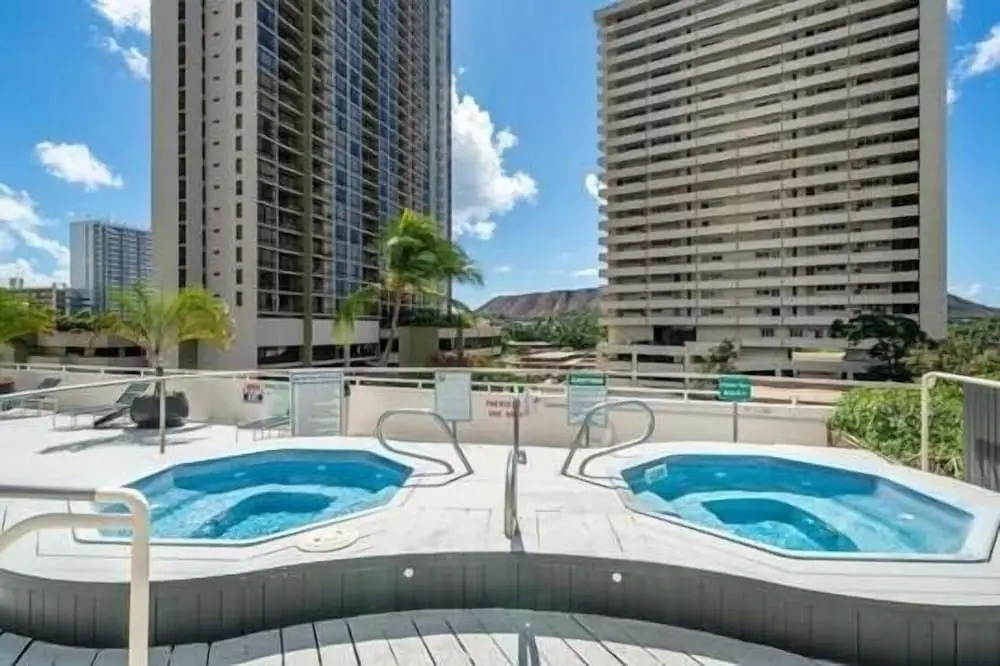 Deluxe Panoramic Mountain View Condo - 37th Floor, Free parking & Wifi