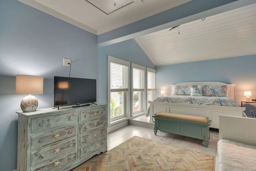 Sip, Sunbathe & Relax Poolside: Madeira Beach Gem!