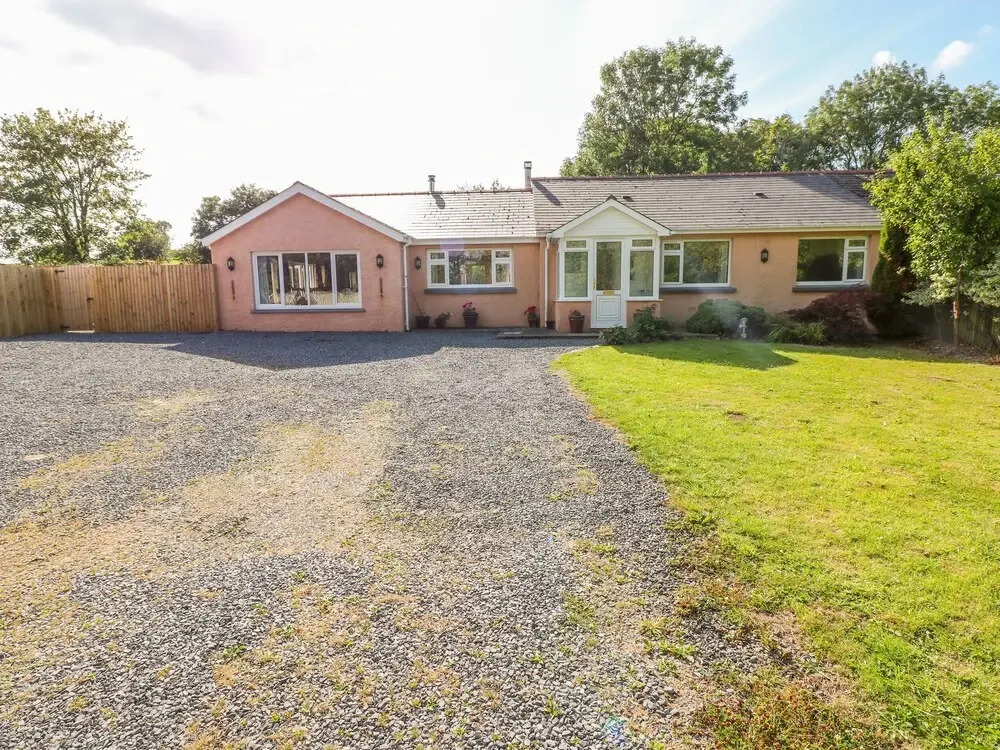 1 Homecroft Bungalows