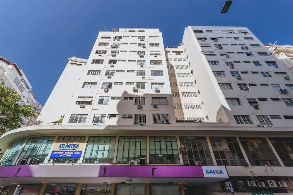 Studio com Wi-fi e Ar a 45m da Praia de Copacabana