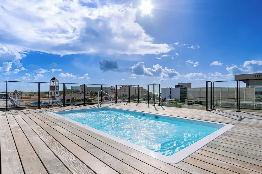 Luxury 2-bedroom Condo Right on the Strip in Palm Beach