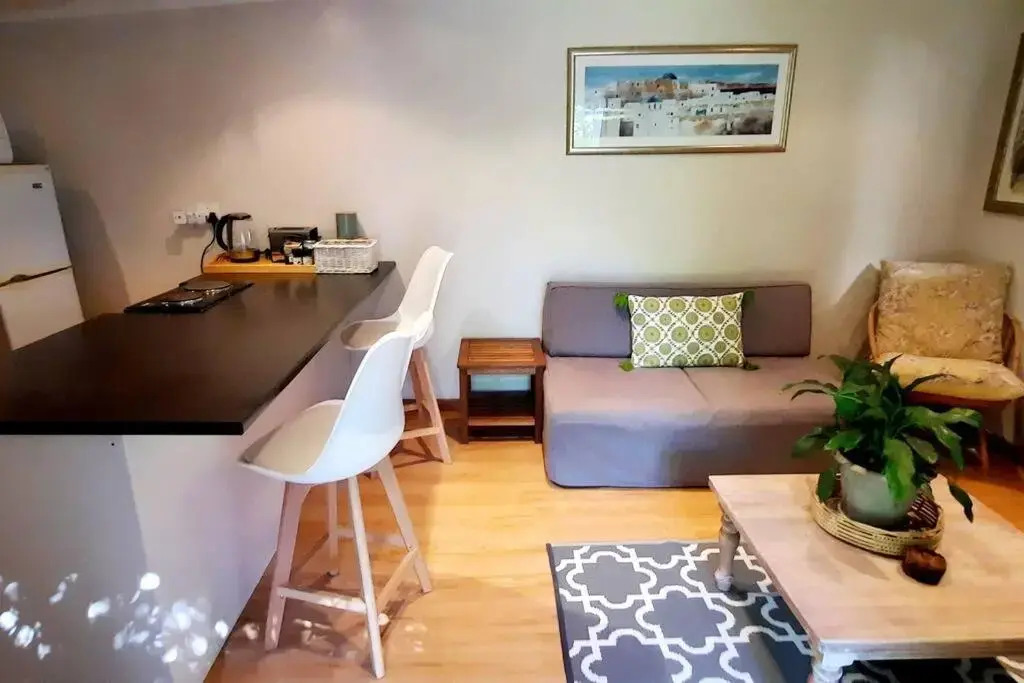 30 On Uitvlugt - Peaceful leafy garden flat with sunny lounge