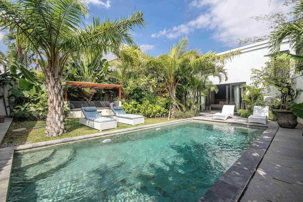 Elegant 3BR Retreat, Stylish Modern Villa Seminyak