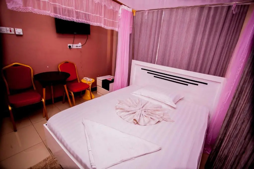 B10 Airport Lodge
