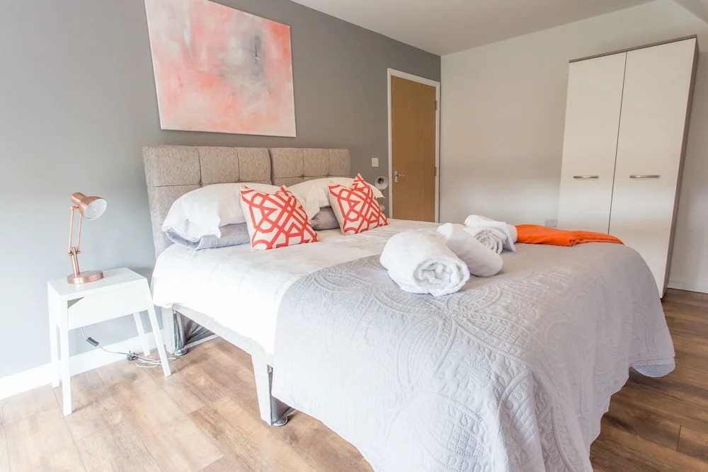 Modern Bright 1-2 Bed Apartments Oxford, with Free Parking ,OX4 Near BMW Science Park & Hospitals