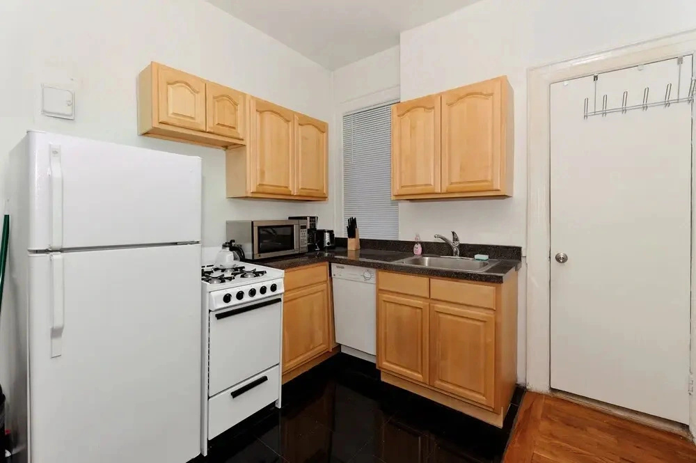 440 W 45Th #3E. 170 - 2 Br Apts