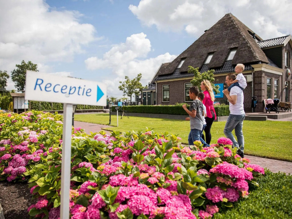 Detached, comfortable chalet with dishwasher, 8 km. from Hoorn