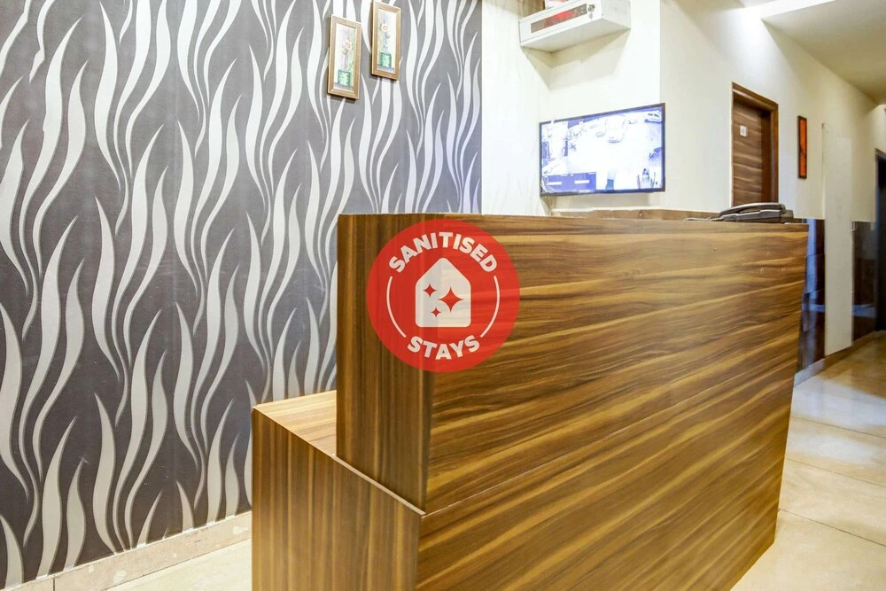 OYO 22825 Hotel Crown Stay inn