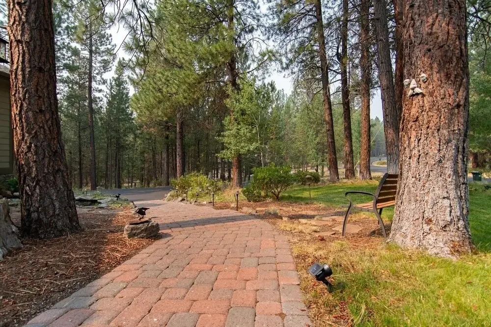 Super Coop 5 Bedroom Home by RedAwning, Bend