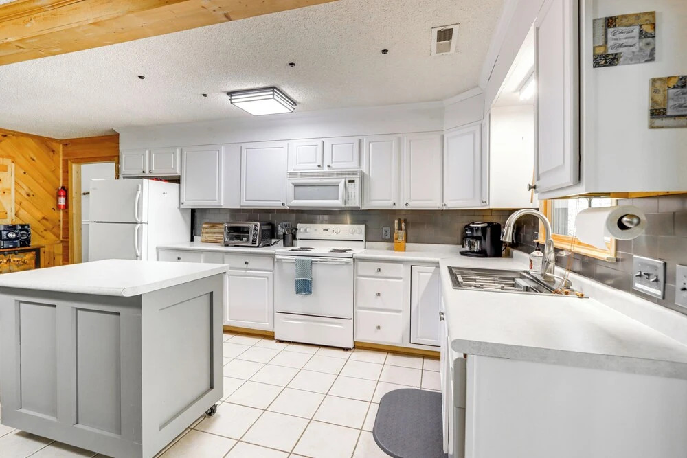 Ellijay Cottage w/ Creek Access & Private Hot Tub!