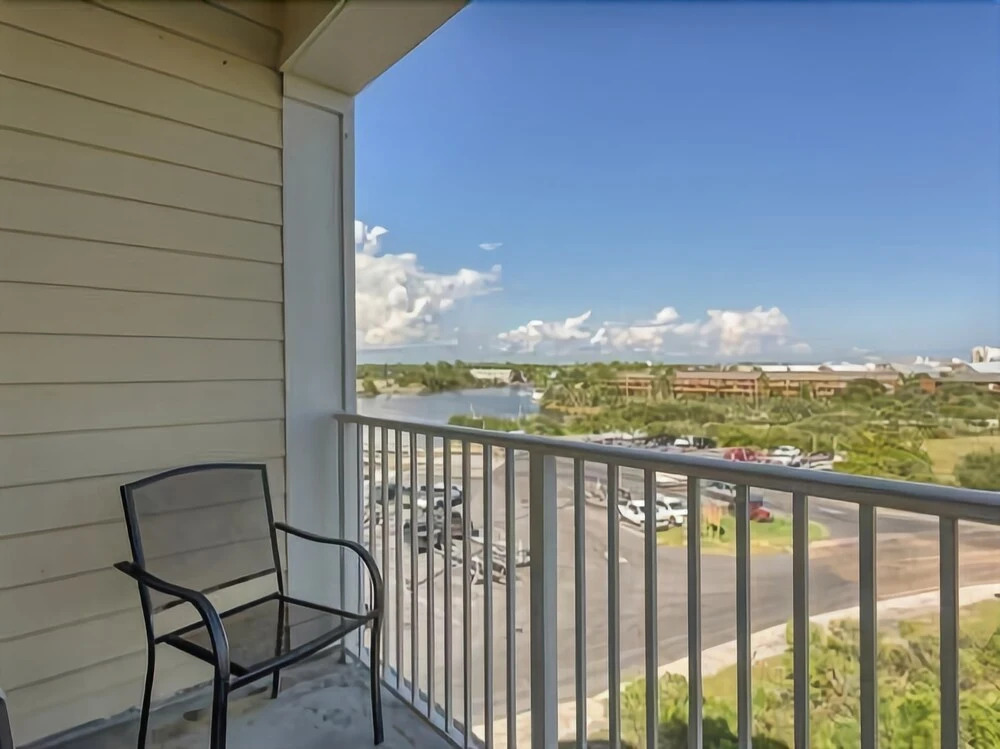 Grand Caribbean 425 by RedAwning