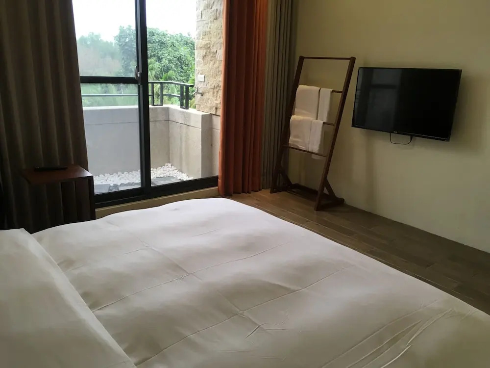 11 Cafe & Lodging