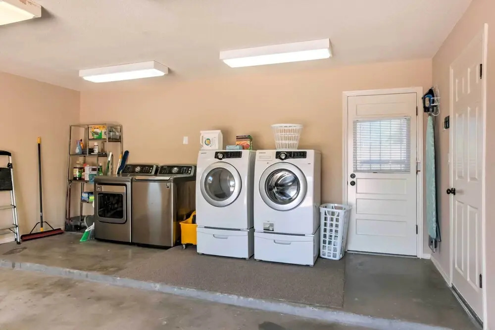 El Paso Smart House: Backyard - 12 Mi to Downtown