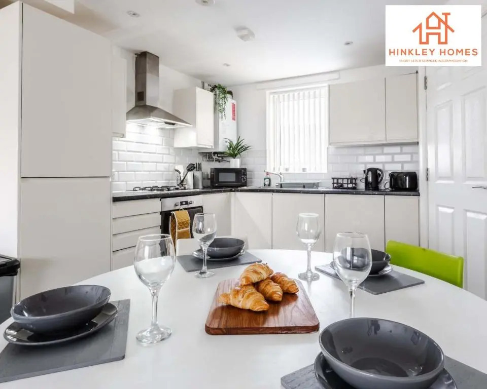 Modern Townhouse - Free Gated Parking - City Centre - 5 ! By Hinkley Homes Short Lets & Serviced Accommodation