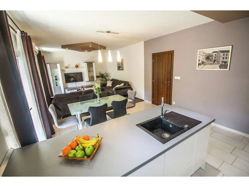 Modern 3 Bedroom Apartment, With 2 Bathrooms, Kitchen, Living Room and Airco
