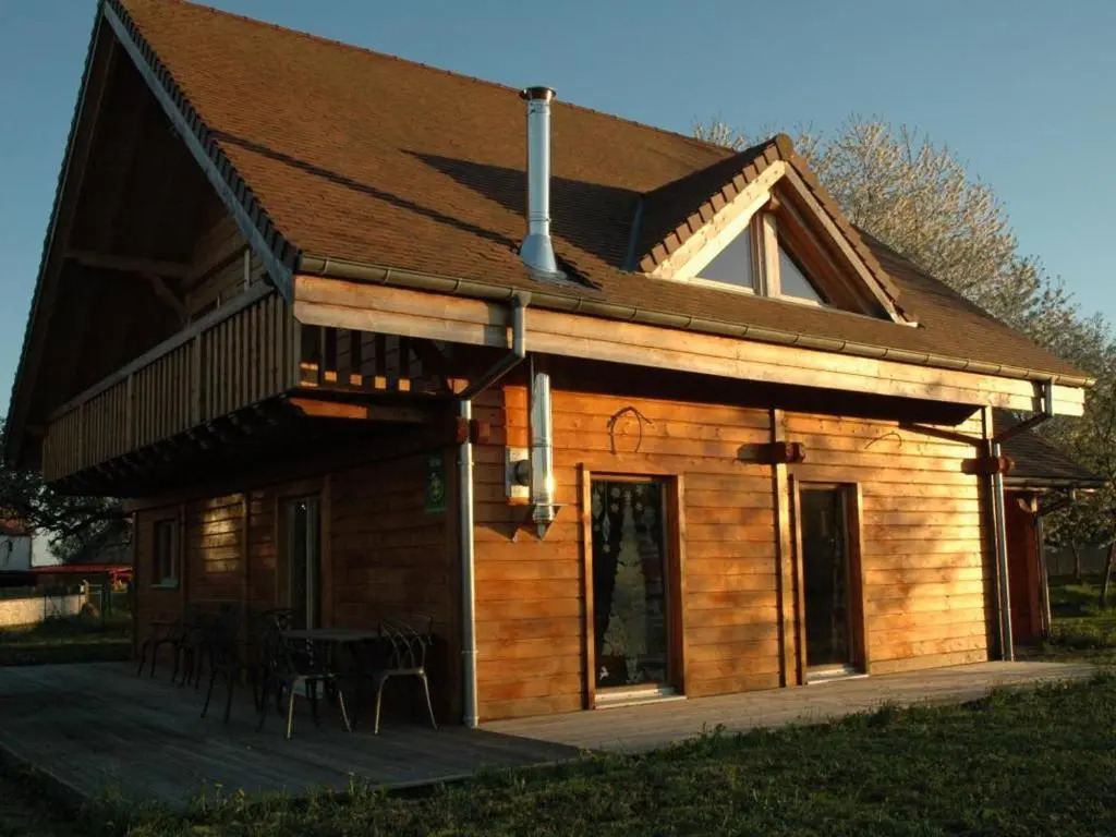 Chalet indépendant avec jardin et accès piscine près de St Pourçain - FR-1-489-151