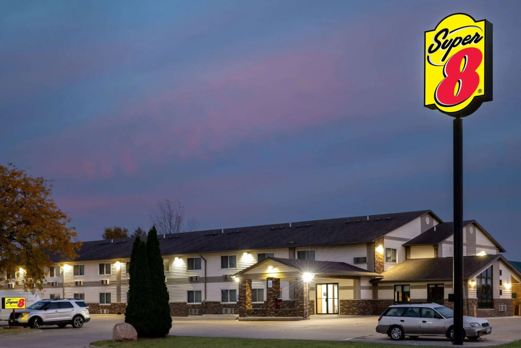 Super 8 by Wyndham Waverly