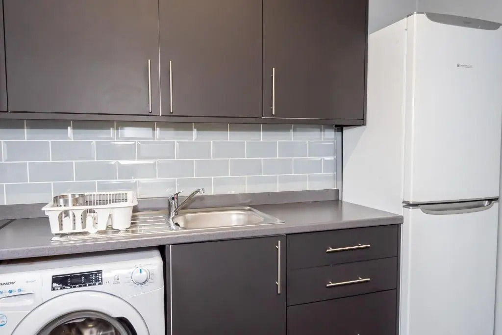 Shirley House 3, Guest House, Self Catering, Self Check in with Smart Locks, Use of Fully Equipped Kitchen, close to City Centre, Ideal for Longer Stays, Walking Distance to BAT, 20 min Drive to Fawley Refinery, Excellent Transport Links