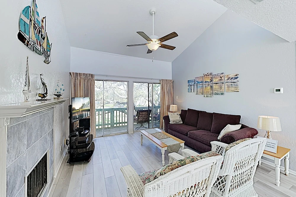 New Listing! Remodeled W/ Pool, Pier, Tennis 3 Bedroom Condo