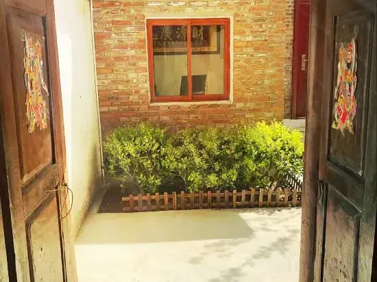 Wangs Courtyard Guesthouse(香格里拉望月悠庭民宿)