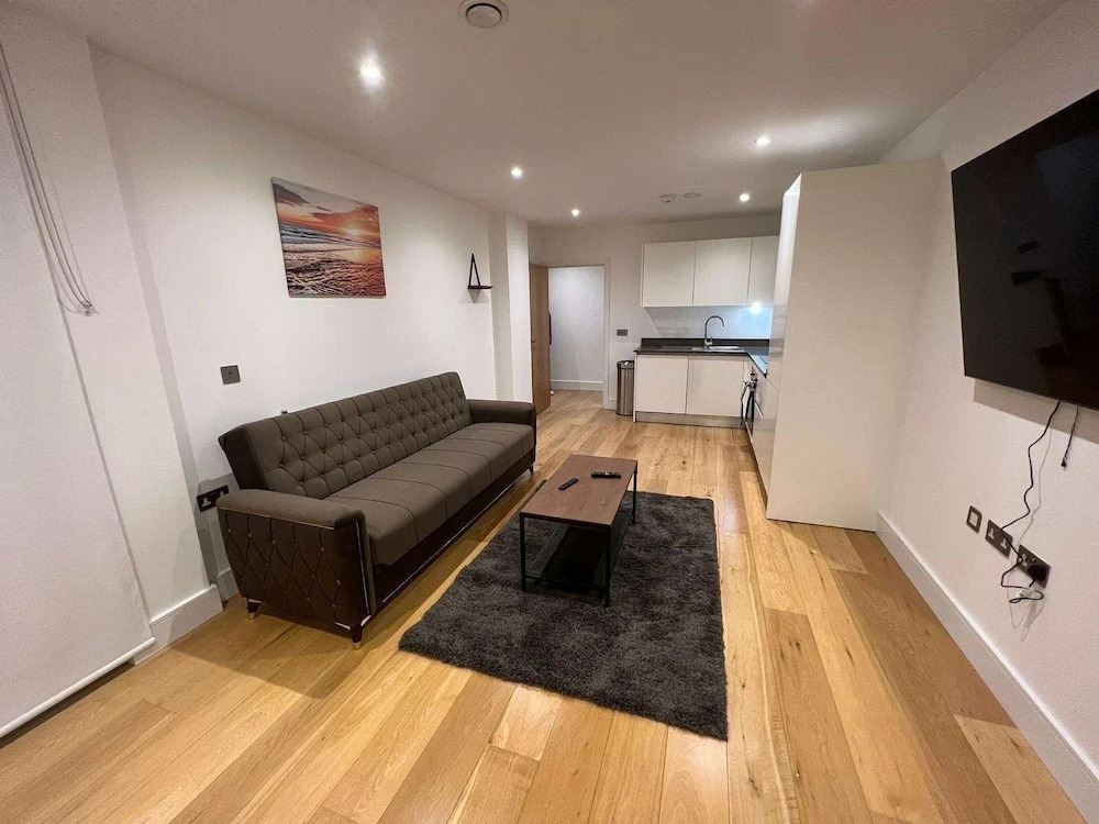 Impeccable 2-bed Apartment in Erith