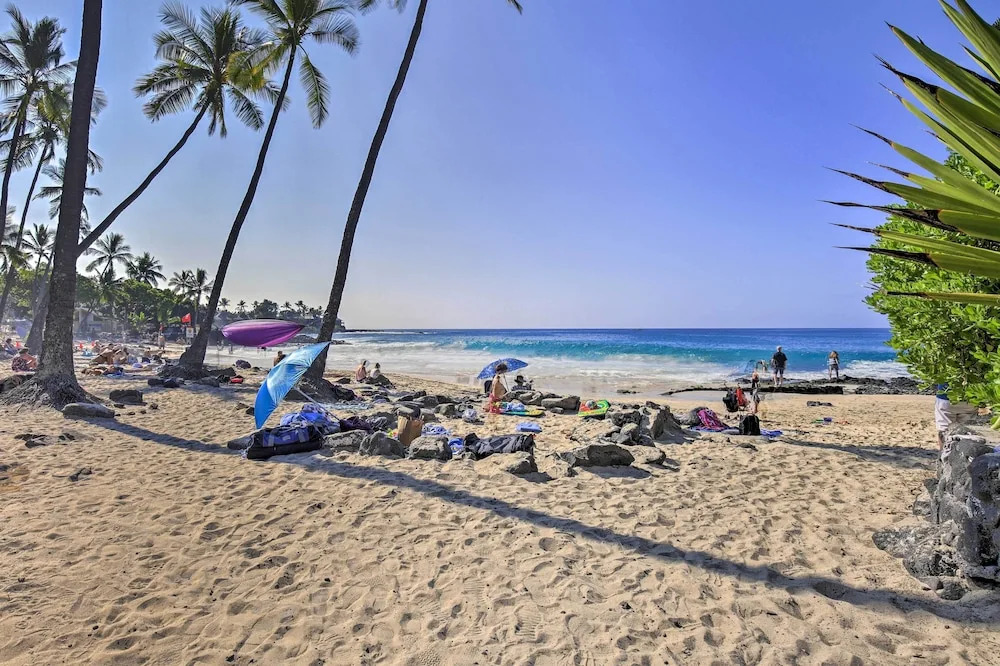 1 Mile to Magic Sands Beach: Kailua-kona Cottage