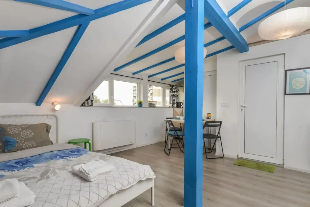 The Ivy House - A Cozy Attic near the City Center