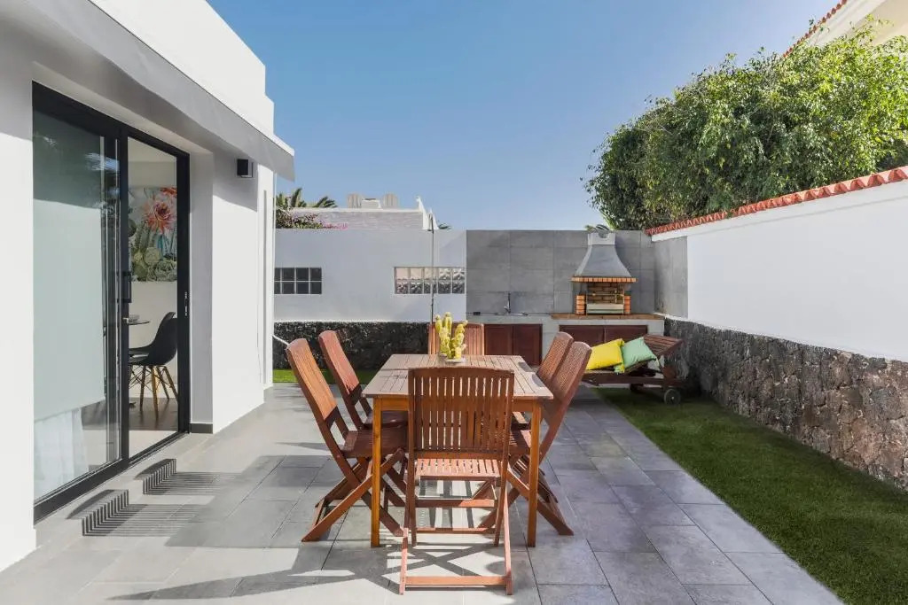Urban Chill House with Terrace, BBQ & Wifi in the centre by Holidays Home