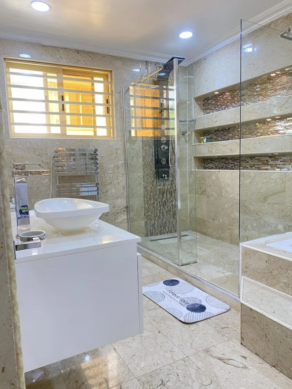 Glovis Suites